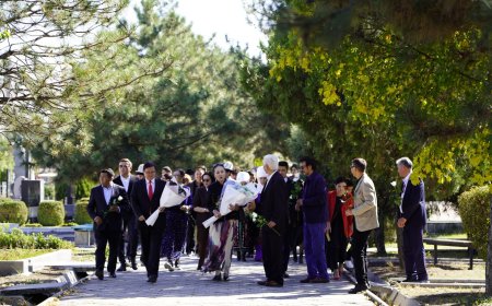 Бир катар театр ишмерлери СССРдин эл артисти Бакен Кыдыкееваны эскерип, бейитине гүл коюп, куран окушту.