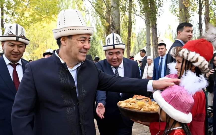 Президент Садыр Жапаров осмотрел реконструированный парк «Ормон Хан» в Кочкорском районе