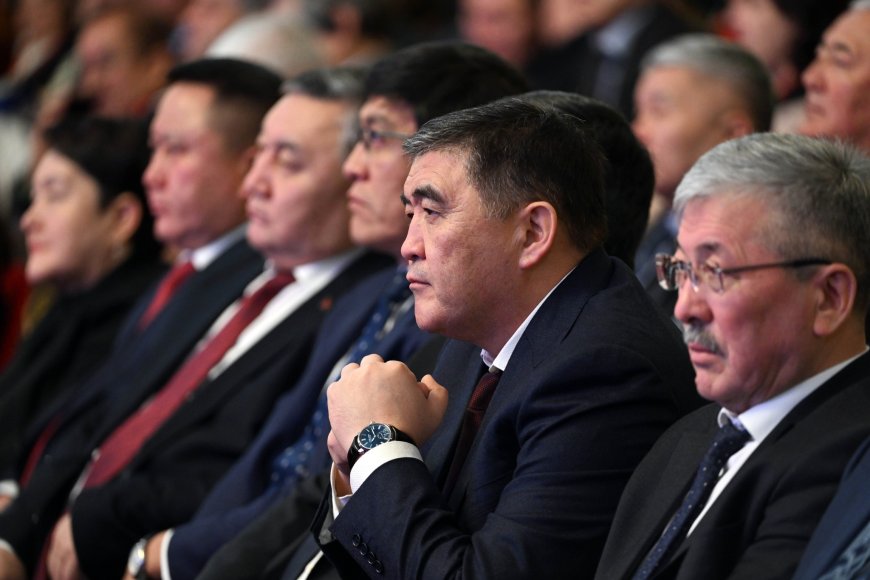 Бишкекте Кыргыз Республикасынын Президенти Садыр Жапаровдун катышуусу менен экинчи Элдик Курултай өтүп жатат.