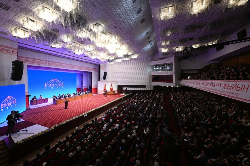 В Бишкеке проходит второй Народный Курултай с участием Президента Кыргызской Республики Садыра Жапарова.