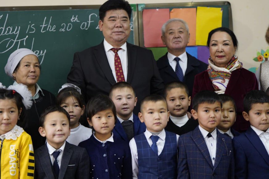 Алтынбек Максутов посетил в Узбекистане школу с кыргызским языком обучения