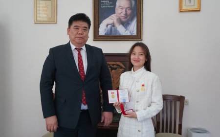 Нур Чолпон "Маданияттын мыкты кызматкери" төш белгиси менен сыйланды