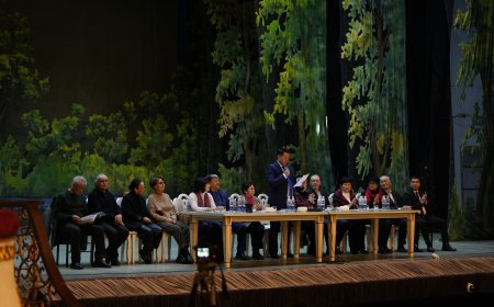 Кыргыз улуттук академиялык опера жана балет театрынын кызматкерлери аттестациядан өтүп жатат