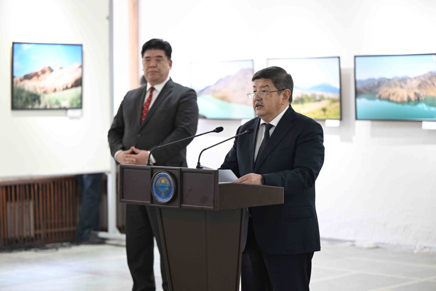 Глава Кабмина Акылбек Жапаров посетил фотовыставку «Между небом и озером Иссык-Куль: 100 взглядов на Кыргызстан»