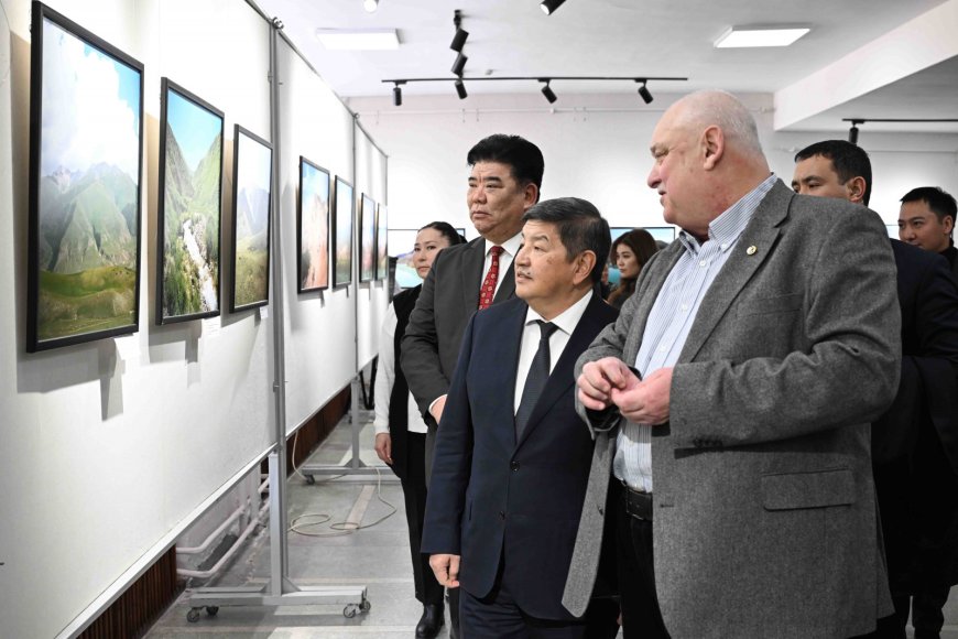 Глава Кабмина Акылбек Жапаров посетил фотовыставку «Между небом и озером Иссык-Куль: 100 взглядов на Кыргызстан»
