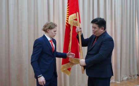 Кыргызстандын хоккей боюнча курама командасына желек тапшыруу аземи өттү