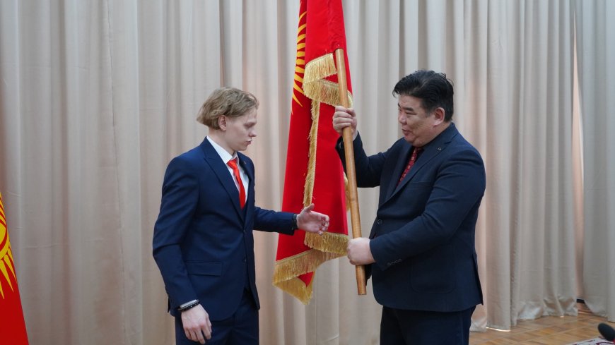 Состоялась церемония вручения флага сборной Кыргызстана по хоккею