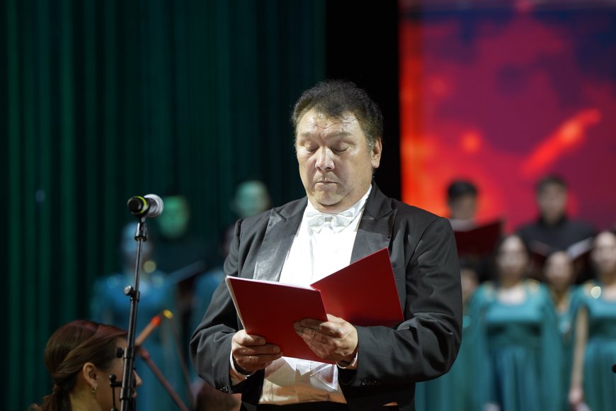 Кыргыз Улуттук академиялык опера жана балет театрынын сахнасында 300 артист бир сахнада
