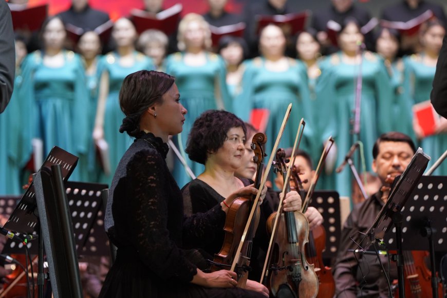 Кыргыз Улуттук академиялык опера жана балет театрынын сахнасында 300 артист бир сахнада