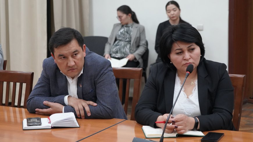 Алтынбек Максутов Кыргызстандагы телерадио уюмдарды ата мекендик контент менен камсыздоо боюнча телеканалдардын өкүлдөрү менен жолукту