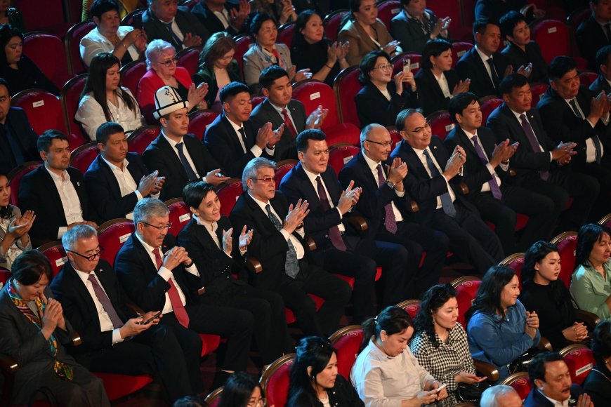 Астанада Президент Садыр Жапаров менен Президент Касым-Жомарт Токаев эки өлкөнүн өнөр чеберлеринин концертине барышты