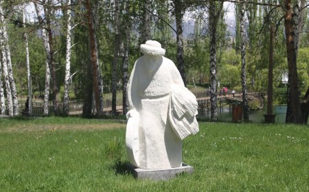Чолпон –Атадагы жаңы эс алуу сейил багына Чыңгыз Айтматовдун  чыгармаларындагы каармандардын элесин чагылдырган көркөм скульптуралык композиция ачылды