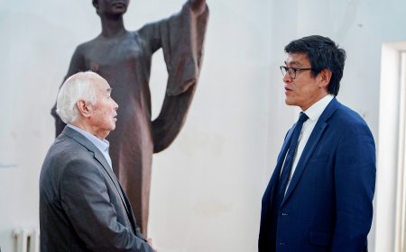 МинКаб башчысынын орун басары Эдил Байсалов эл сүрөтчүсү Тургунбай Садыковго барып, Улуттук көркөм сүрөт академиясынын музейинде болду