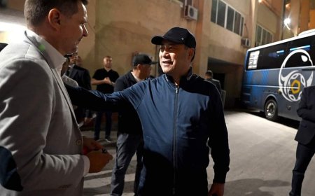 Президент Садыр Жапаров подарил автобус сборной Кыргызстана по футболу