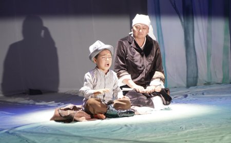 “Сахнада Сапарбек” спектакли көрүүчүлөргө тартууланды