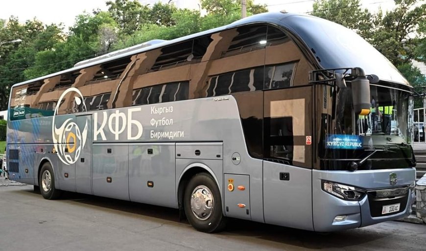 Президент Садыр Жапаров подарил автобус сборной Кыргызстана по футболу