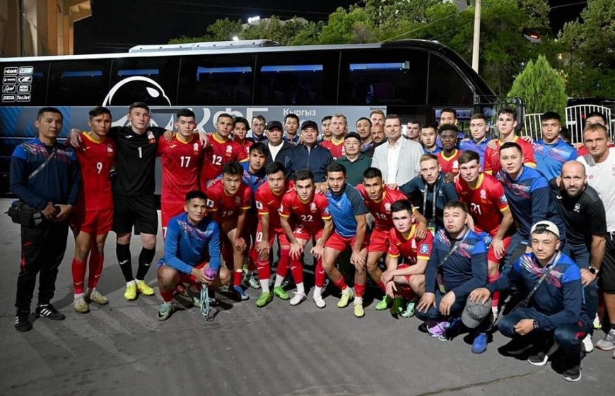 Президент Садыр Жапаров подарил автобус сборной Кыргызстана по футболу