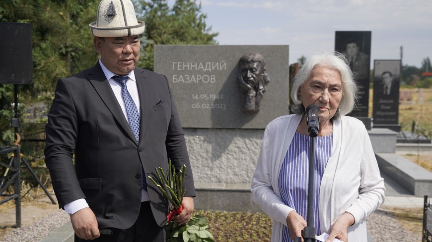 Состоялось открытие памятника одному из создателей «Кыргызского чуда», народного артиста Кыргызской Республики, режиссера и сценариста Геннадия Базарова