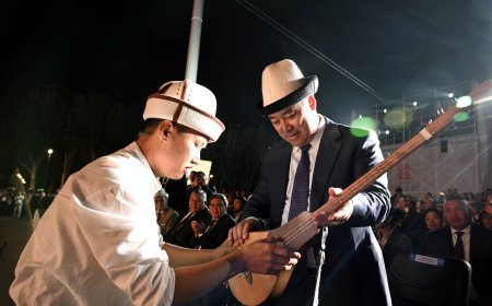 Президент Садыр Жапаров Кыргыз Республикасынын Эгемендүүлүгүнүн 33 жылдыгына жана Кара-Кыргыз автономдуу облусунун түзүлгөндүгүнүн 100 жылдыгына арналган гала-концертке катышты