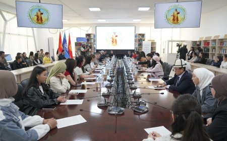 Гульбара Абдыкалыкова приняла участие в научно-практической конференции посвященный 300-летию Махтумкули Фраги