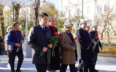 Дни Кыргызской культуры в РФ: к памятнику Чынгыза Айтматова в Москве возложили цветы