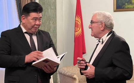 Министр культуры Алтынбек Максутов встретился с известным искусствоведом и культурологом Михаилом Казиником