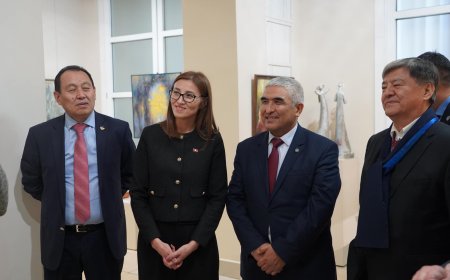 Гулбара Абдыкалыкова Бобруйск шаарындагы көркөм сүрөт жана Жеңиш музейине барды