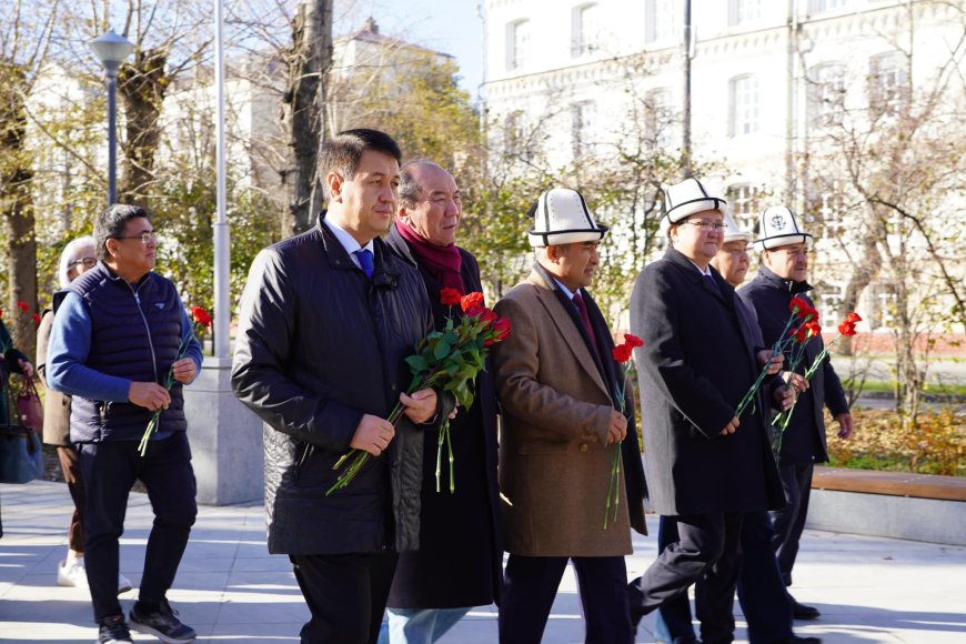 Дни Кыргызской культуры в РФ: к памятнику Чынгыза Айтматова в Москве возложили цветы