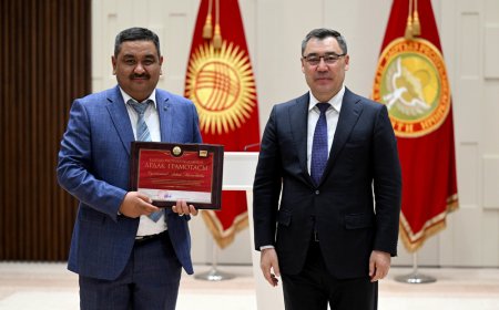 Кыргыз Республикасынын Президенти Садыр Жапаров маданият кызматкерлеринин кесиптик майрамына карата бир катар маданият жана искусство ишмерлерине сыйлыктарды тапшырды.