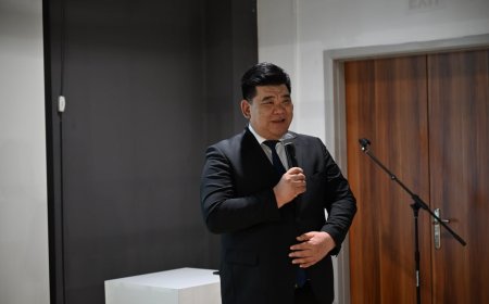 Министр Алтынбек Максутов “Устаттан-шакиртке” көргөзмөсүнүн ачылышына катышты