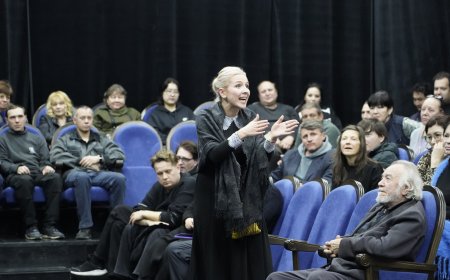 Кыргыз Республикасынын маданият, маалымат, спорт жана жаштар саясаты министри Алтынбек Максутов Ч. Айтматов атындагы Улуттук орус драма театрынын жамааты менен жолукту