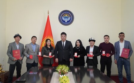 Маданият кызматкерлери министрликтин “Маданияттын мыкты кызматкери” төш белгиси жана “Ардак грамота” менен сыйланышты
