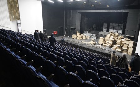 Эдиль Байсалов ознакомился с ходом ремонта в Государственном национальном русском театре драмы имени Ч. Айтматова