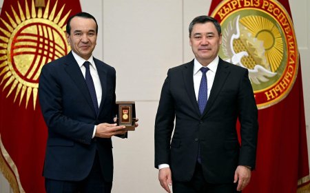 Президент Садыр Жапаров Өзбекстандын маданият министри Озодбек Назарбековду "Кыргыз Республикасынын эл артисти" ардак наамы менен сыйлады