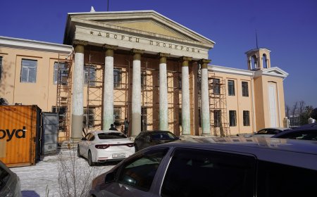 Тимурлан Ажымалиев ознакомился с ходом строительных работ в Кыргызском государственном молодежном театре имени Б. Кыдыкеевой