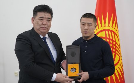 Маданият министри Алтынбек Максутов спортчуларга сыйлыктарды тапшырды