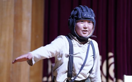 В Бишкеке Иссык-Кульский областной музыкально-драматический театр представил спектакль «Белый пароход» («Ак кеме»).