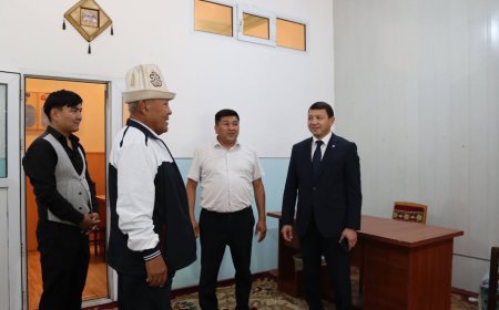 Мирбек Мамбеталиев Жалал-Абаддагы Барпы атындагы кыргыз драма театрына барды