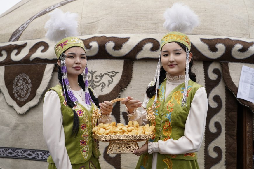 «Тушоо кесүү», кыргызская национальная кухня и спектакль «Тайтору» на сцене Театра «Манас»
