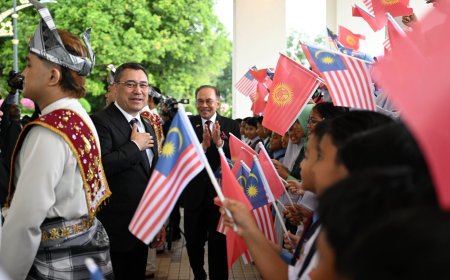 Президент Садыр Жапаров менен Малайзиянын Премьер-министри Анвар Ибрагимдин сүйлөшүүлөрүнүн жыйынтыгында бир катар документтерге кол коюлду