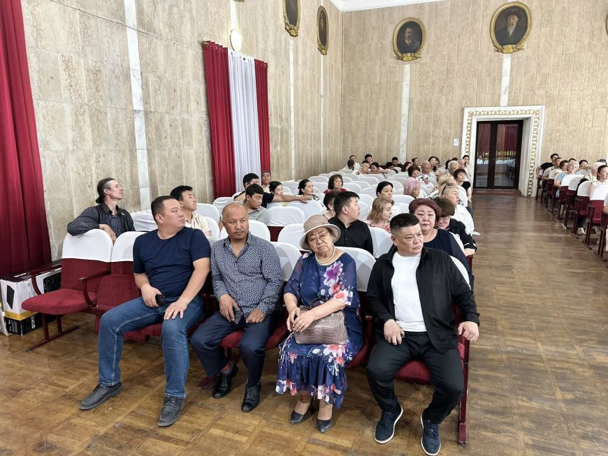 Маданият министри Мирбек Мамбеталиев М. Күрөңкеев атындагы Кыргыз улуттук музыкалык окуу жайына барды