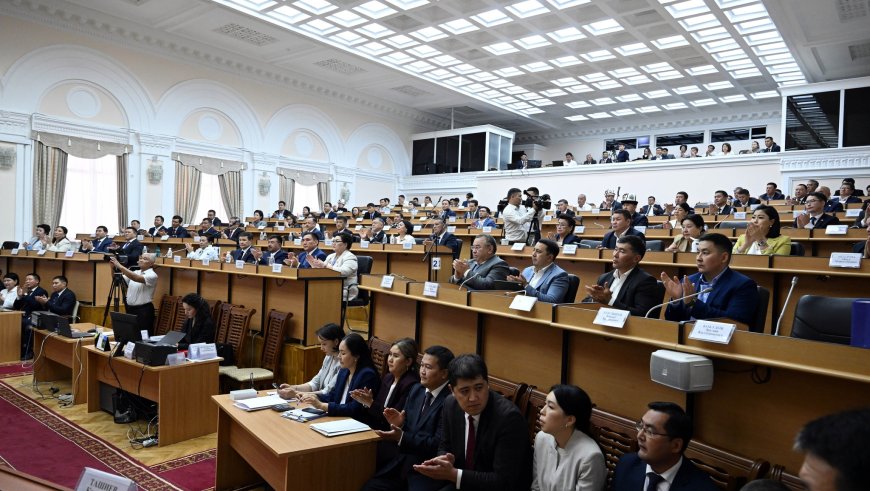 Мирбек Мамбеталиев принес присягу на заседании Жогорку Кенеша