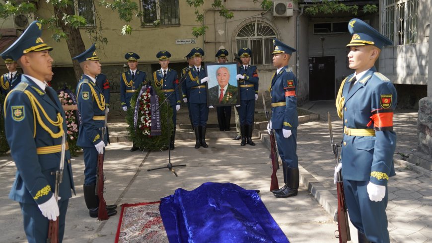 В последний путь проводили народного писателя Шаршеналы Абдылдаева