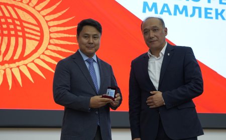 МАДАНИЯТ МИНИСТРЛИГИ МАМЛЕКЕТТИК ТИЛ МАЙРАМЫНА КАРАТА “КЫРГЫЗ ТИЛИ” ТӨШ БЕЛГИСИ МЕНЕН СЫЙЛАНДЫ