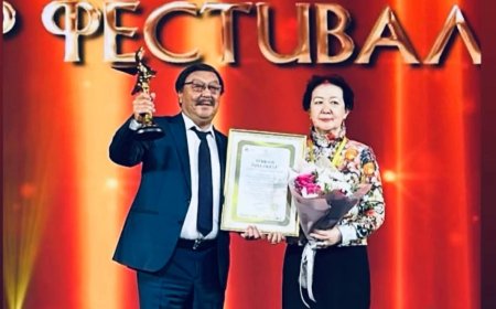 «АКЫРКЫ КАТ» СПЕКТАКЛИ ТҮРК ТИЛДҮҮ МАМЛЕКЕТТЕРДИН III ЭЛ АРАЛЫК ТЕАТР ФЕСТИВАЛЫНДА «ЭҢ МЫКТЫ СПЕКТАКЛЬ» ДЕП ТАБЫЛДЫ